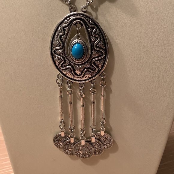 Faux turquoise and silver necklace costume jewelry piece good condition - Picture 3 of 5